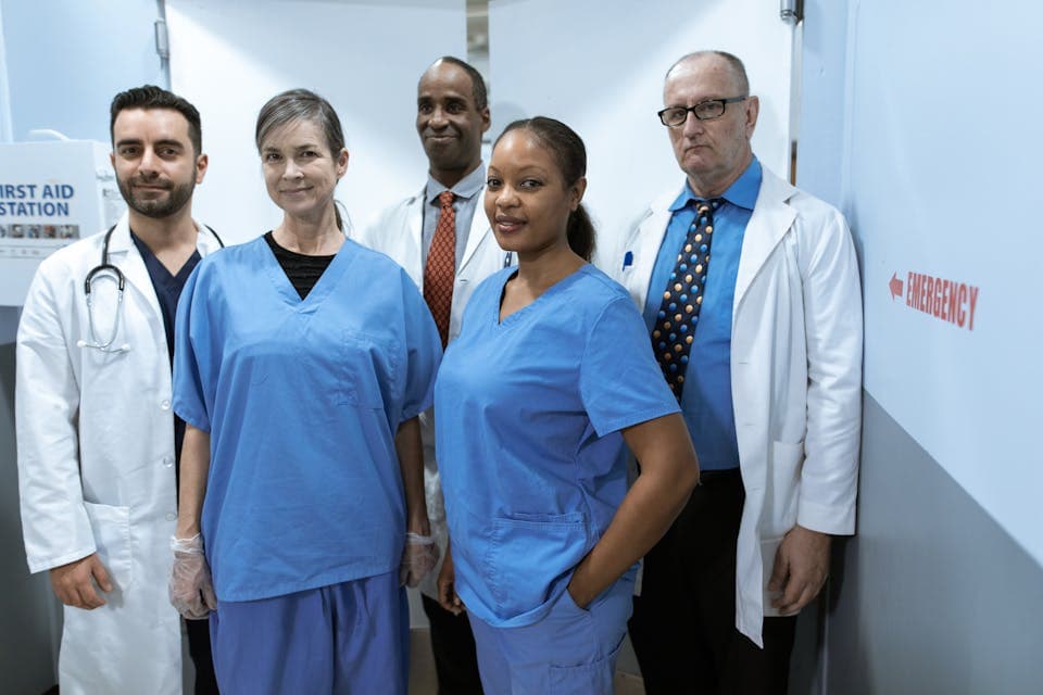 Equipa de cuidados a registar tempo de trabalho entre visitas